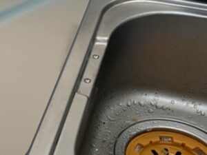 ヤマハのトップオープン食洗機を撤去する 　留め金具処理　コーキング